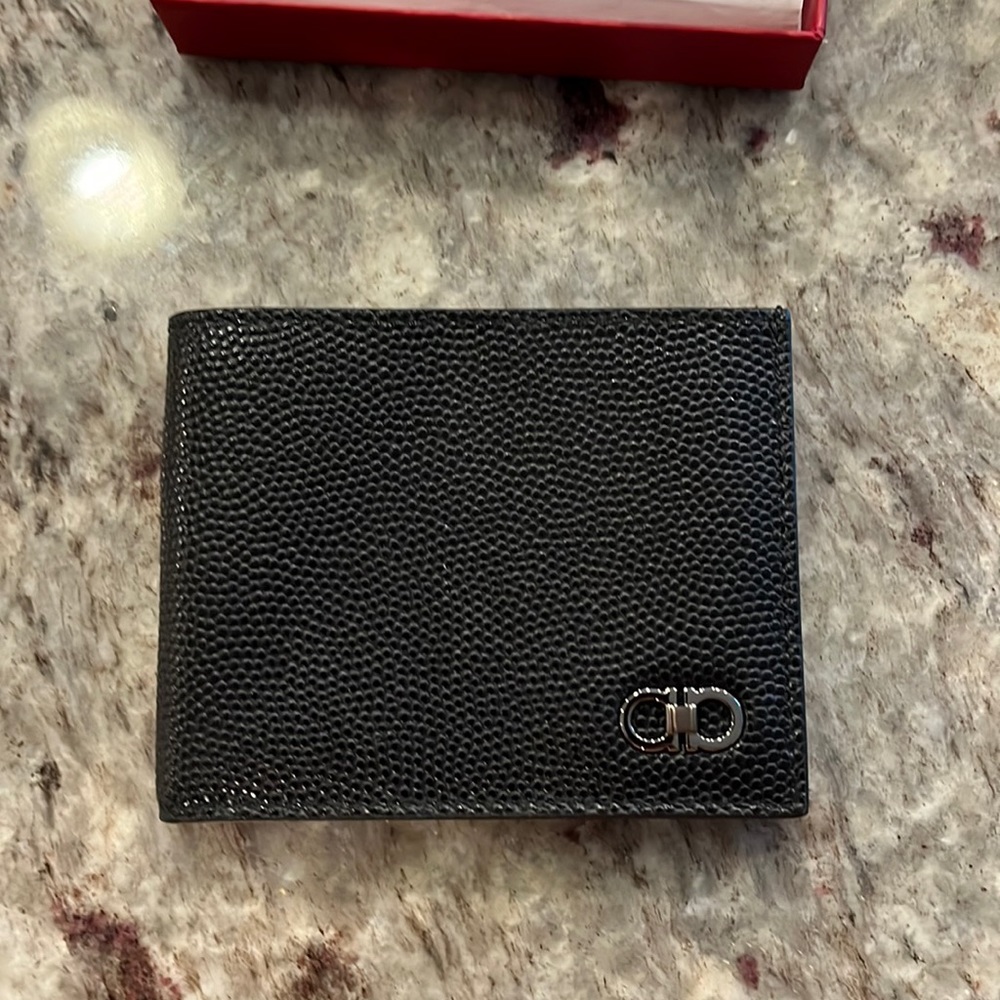 Ferragamo Calf Skin Wallet (Tri-fold, Nero Pebble)
